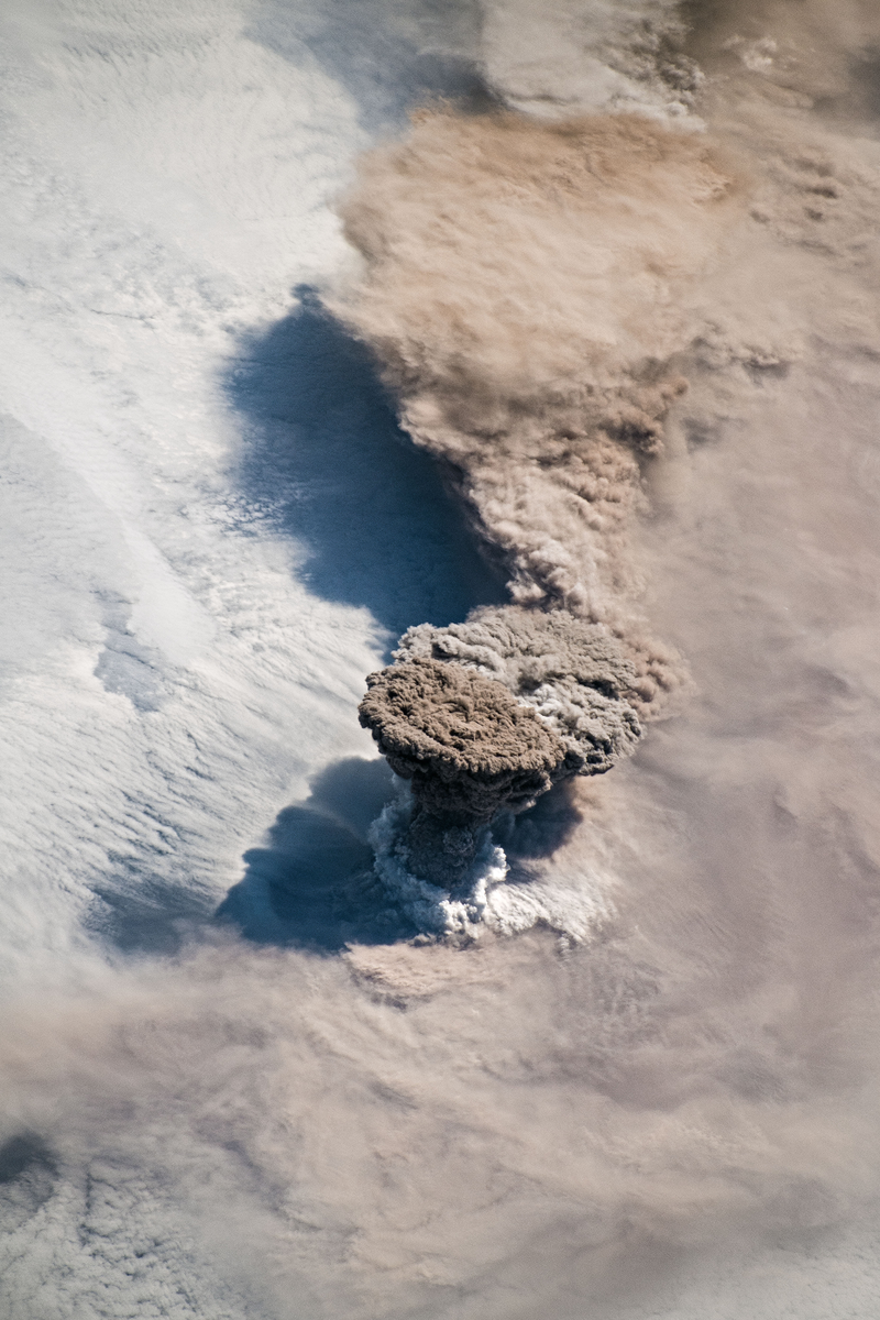 Illustration for article titled Incredible Photo from the Space Station Shows Raikoke Volcano Erupting